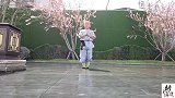 水流湍急，水中正踢腿又高又标准！小萌娃基本功底真扎实！