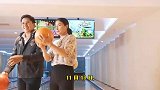 郭晶晶为妈妈庆生，郭妈妈戴祖母绿项链，桌上的蛋糕成为亮点