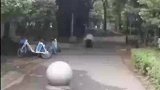 两男子表演一个无敌风火轮，精准避开路障石墩
