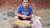 一条清江鱼、3条嘎鱼，再来盆红薯粉，阿远做杂鱼炖粉条，味儿好
