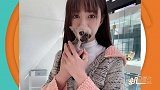 沈梦辰手捧萌犬合影网友搞笑吐槽
