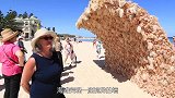 海滩出现一座“诡异”的墙，由3000芭比娃娃打造