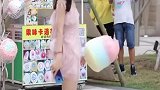 美女手上的东西是不是更好吃小哥哥有点迫不及待啦