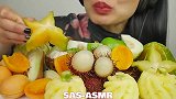 多种美味的热带水果，又新鲜又美味，美女真有口福