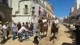 西班牙：69岁老人带孙女横穿街道，被疾驰赛马撞翻受伤