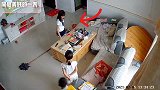 不给玩手机就开始大哭拆家，现在的孩子，真让父母头疼