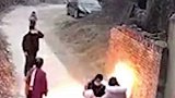 危险 爸爸好奇点燃液化气罐残液，妈妈一秒拉回火中孩子安全第一