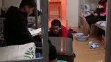 湖北仙桃一中学宿舍的男生们在熄灯前边泡脚边背书  网友：时光一定不负你的努力 加油少年（剪辑：小焱）