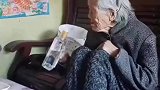 硬核95岁老奶奶对瓶吹白酒