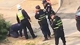 南宁车祸现场男子当场给交警下跪道歉 目击者：你要跟家属道歉