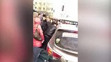 胖子太暴力当街徒手砸车打人 警察看了心有余悸拦不住