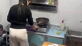 女子在厨房收拾，被门口丈夫吓了一跳