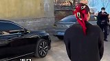订婚当天男子手捧两束花前来