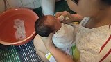 专业月嫂示范如何给新生儿洗头，手法温柔细腻宝宝感到舒服极了