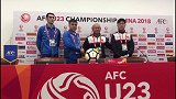 先礼后兵！U23亚洲杯决赛前越南乌兹两队主帅队长与奖杯轻松合影