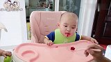 双胞胎萌娃每天一种水果，火龙果切大块，嘴巴咔嚓咔嚓的嚼真爱吃