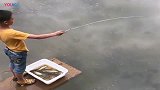 真世外高人，小男孩这操作也太秀了，这样也能钓到鱼！