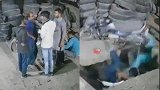 印度5名男子在一起交谈时脚下混凝土板断裂，瞬间掉进排水沟里