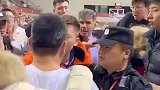 摊上事了！最近视角看与贝帅冲突球迷一连不当举动