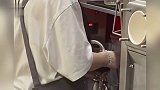 网曝店员在果茶店操作台水槽洗头发，店家：属实，员工将盘发上班