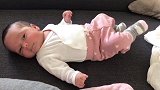 2个月大的小宝宝用力伸懒腰，发出嗯嗯的声音好萌！