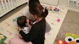 爸爸偷着亲妈妈被小宝宝发现，小娃瞬间翻脸，想耍流氓门都没有