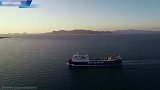 蓝色渡轮抵达科斯岛港口，无人机航拍停靠