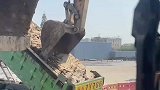 挖机师傅把货车弄坏了