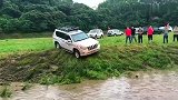 越野车轻松过水沟，开车的绝对是老司机