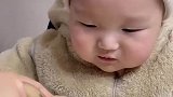 宝妈给娃喂榴莲，萌娃吃完露出痛苦面具