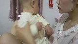 妈妈敷了面膜宝宝不敢看，整个身体都扭曲了，太搞笑啦！可爱！