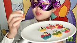 妹子吃“小金鱼巧克力”摇头摆尾活灵活现，多色漂亮又美味