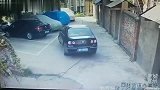 女司机撞了辆轿车，接着又撞塌一面墙，要不是监控谁信