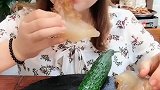 吃货吃海蜇爪、黄瓜，看看哪个更脆！