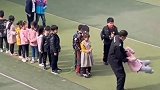 太可爱了！小学生排队让保安大爷转圈圈举高高。️小学生 保安