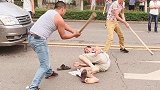 男子开车逼停学生，下车后直接动手打人！网友：出门忘吃药了？