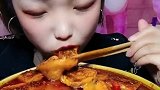 小姐姐你吃的这是面筋啊，我还以为是土豆片呢，真是第一次见啊