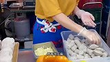 每晚都能给老板带来四位数收入的夜市小吃芋头酥究竟会有多美味