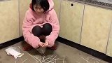 女子独自坐月子，婆婆带酒席剩菜回来