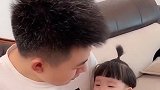 爸爸套路一岁宝宝喝牛奶，宝宝：你确定你是我亲爹吗