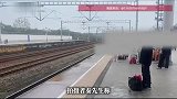 动车进站瞬间女孩调皮跨黄线，工作人员一嗓子将其吼回