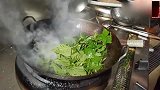 月薪8千的饭店厨师，炒了一盘红薯叶，动作：行云流水潇洒流畅