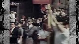 1962年加加林出访日本珍贵录像，迅游城市时，民众送了他这个
