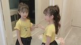 小女孩照镜子的样子，真的超级可爱