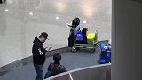 张榕容现身机场显疲惫 带四大件行李出行累坏助理