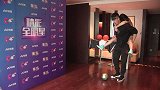 请把音量调低！CBA球星竟背着美女射门惹她惨叫