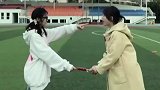 看到这些无忧无虑的姑娘，我们终究是回不去了