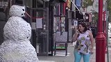 国外雪人恶作剧，伪装成雪人恶搞路人，真是太刺激了