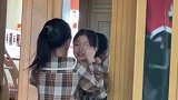 双胞胎姐妹在镜子前玩游戏，误以为一个人照镜子