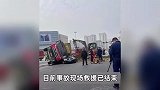 成都一渣土车侧翻压塌小车，致轿车后座2人遇难，现场多人上前施救